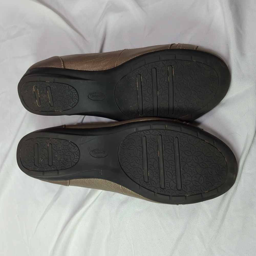 Dr Scholl's Sz 9 Gold/Copper Flats. Comfortable and stylish comfort flats - Picture 9 of 12
